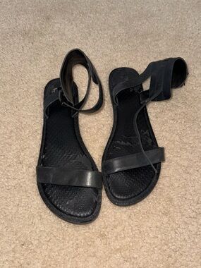 Gianni Bini “Hot-List” Black Leather Sandals – Size 9.5